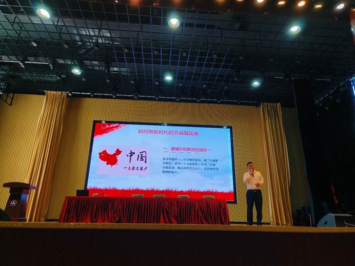 图片包含 室内, 电脑, 桌子, 屏幕描述已自动生成